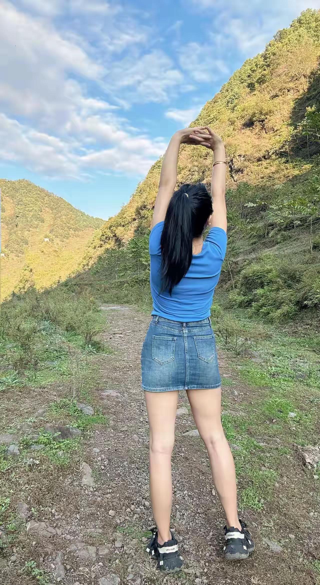 山间漫步，拥抱自然，感受自由与宁静。