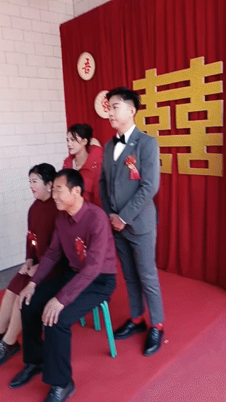 农村婚礼刚刚结束。新郎新娘正准备和公公婆婆一起拍一张“全家福”。不过在拍照的