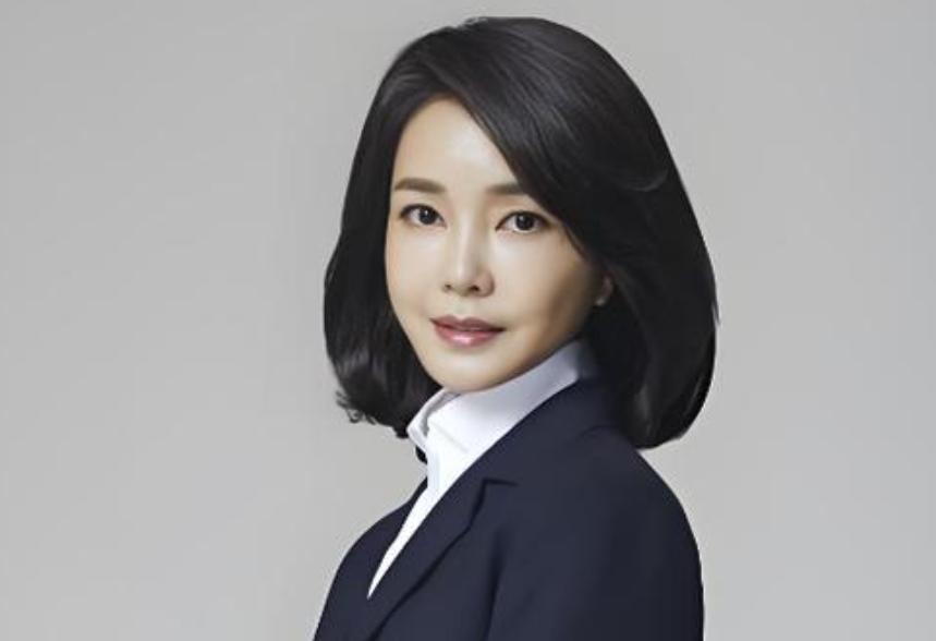 金建希其实做了一个正确的决定，在李在明时代，尹锡悦还想翻身，那是不可能的。与其两