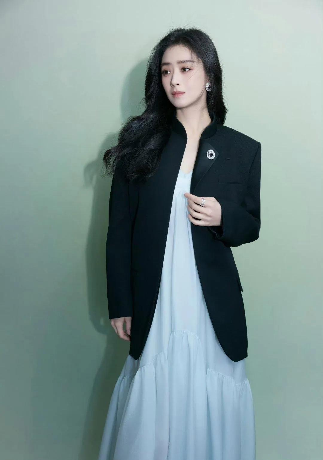 蒋欣的黑白配太会了！💥西装+长裙，甜酷平衡得恰到好处，既显气场又藏住肉肉，微
