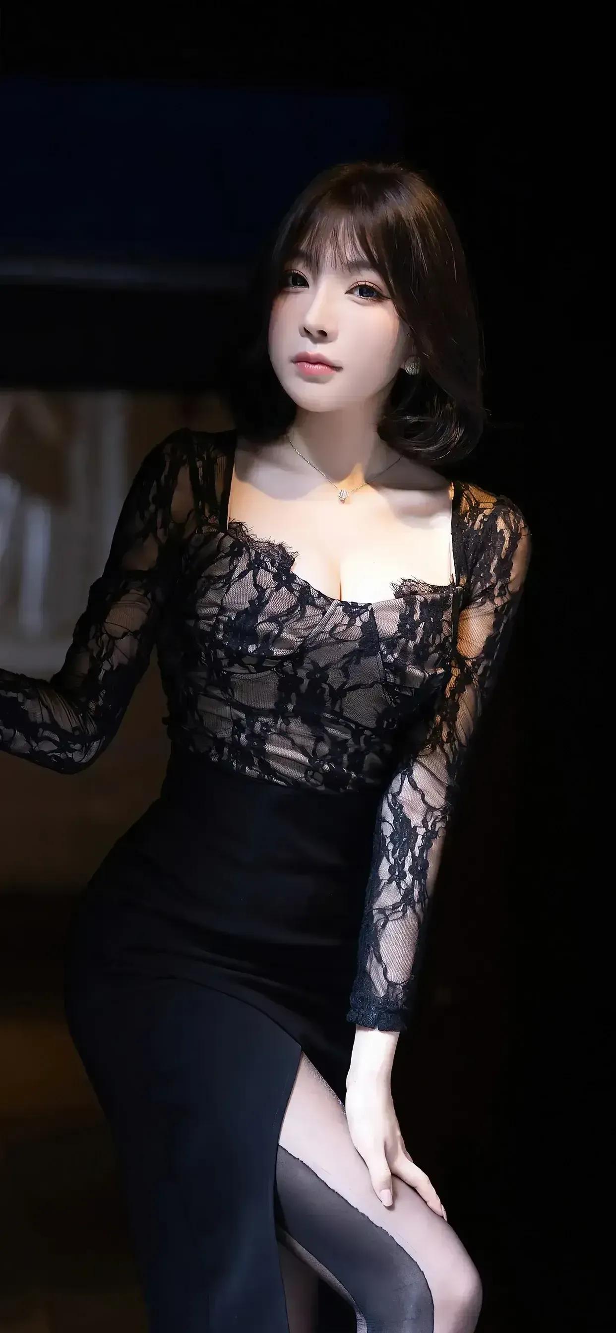 美女壁纸～芝芝Booty，一袭黑裙，蕾丝勾勒优雅曲线，开叉设计尽显曼妙身姿，散发