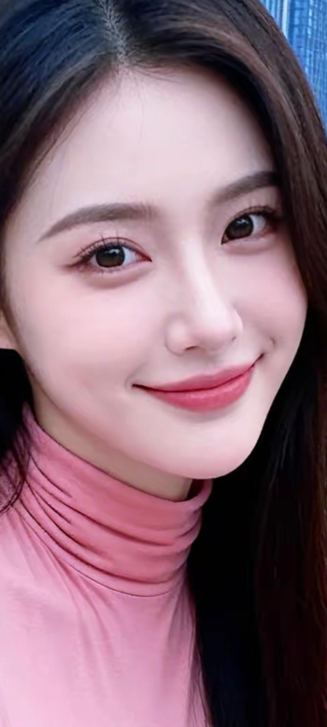 温柔甜美的微笑，粉色高领衫，元气满满的一天！🌸💖