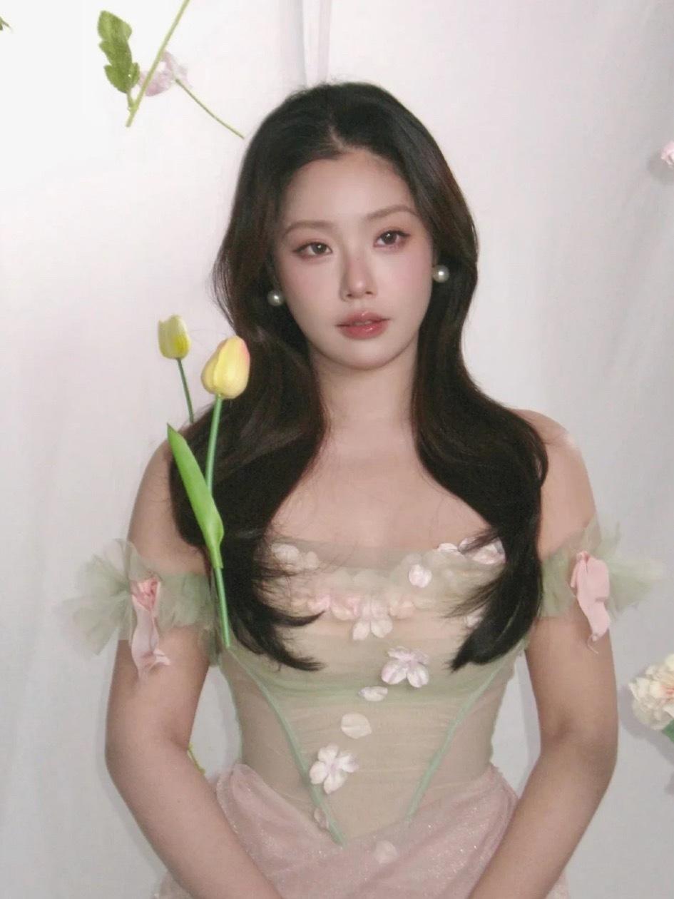 这竟然是王菊？！omg你告诉我这是王菊？！！感觉完全认不出来了，现在瘦好多啊，这
