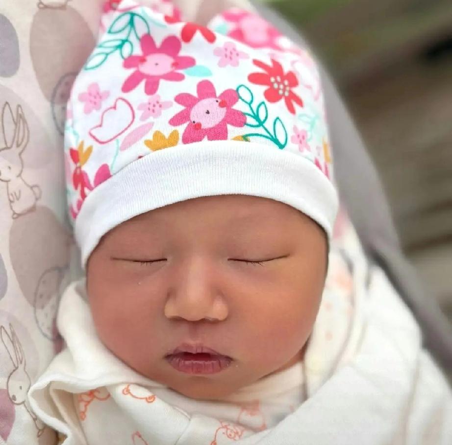 30岁TVB小生官宣当爸！富贵妻子诞3.5公斤千金，一家三口合照超温馨