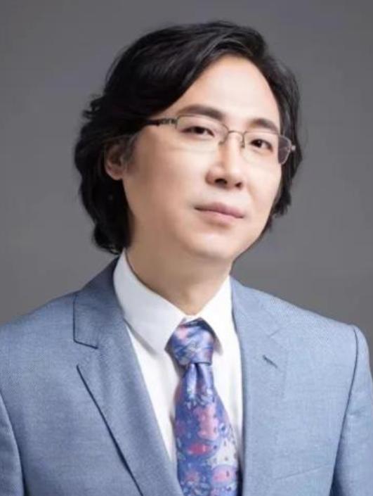 他是廖昌永，读大学时宿舍有人丢了钱，室友一致怀疑是他偷的，廖昌永气得拿菜