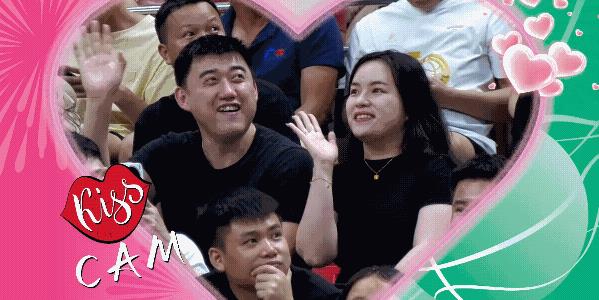 我们的球迷还是比较保守，给到了情侣、伴侣镜头，也不敢随意做出亲密举动！