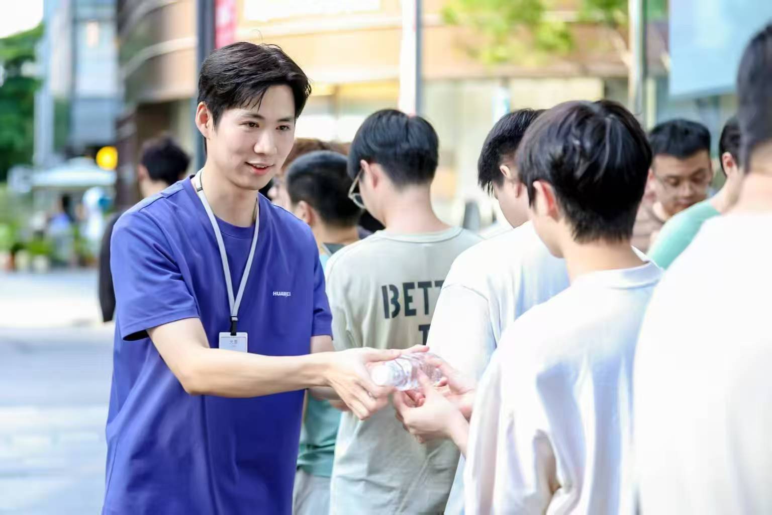 华为新三折叠开售现场人从众华为第二款三折叠，华为MateXTs非凡大师正式