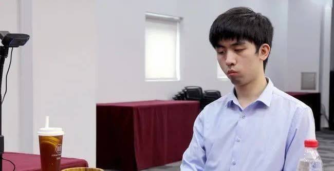 农心杯今日再开战，中方先锋李钦诚挑战韩国先锋李志贤。之前五届农心杯全部由