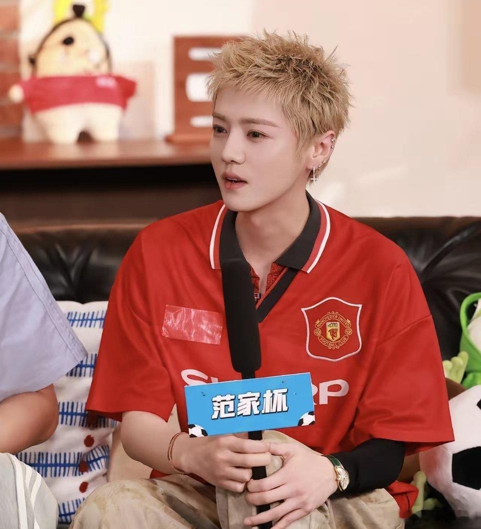 果然不出所料，鹿晗今晚如常直播了，他没有向大家说对不起，也没有解释司晓迪的事，在