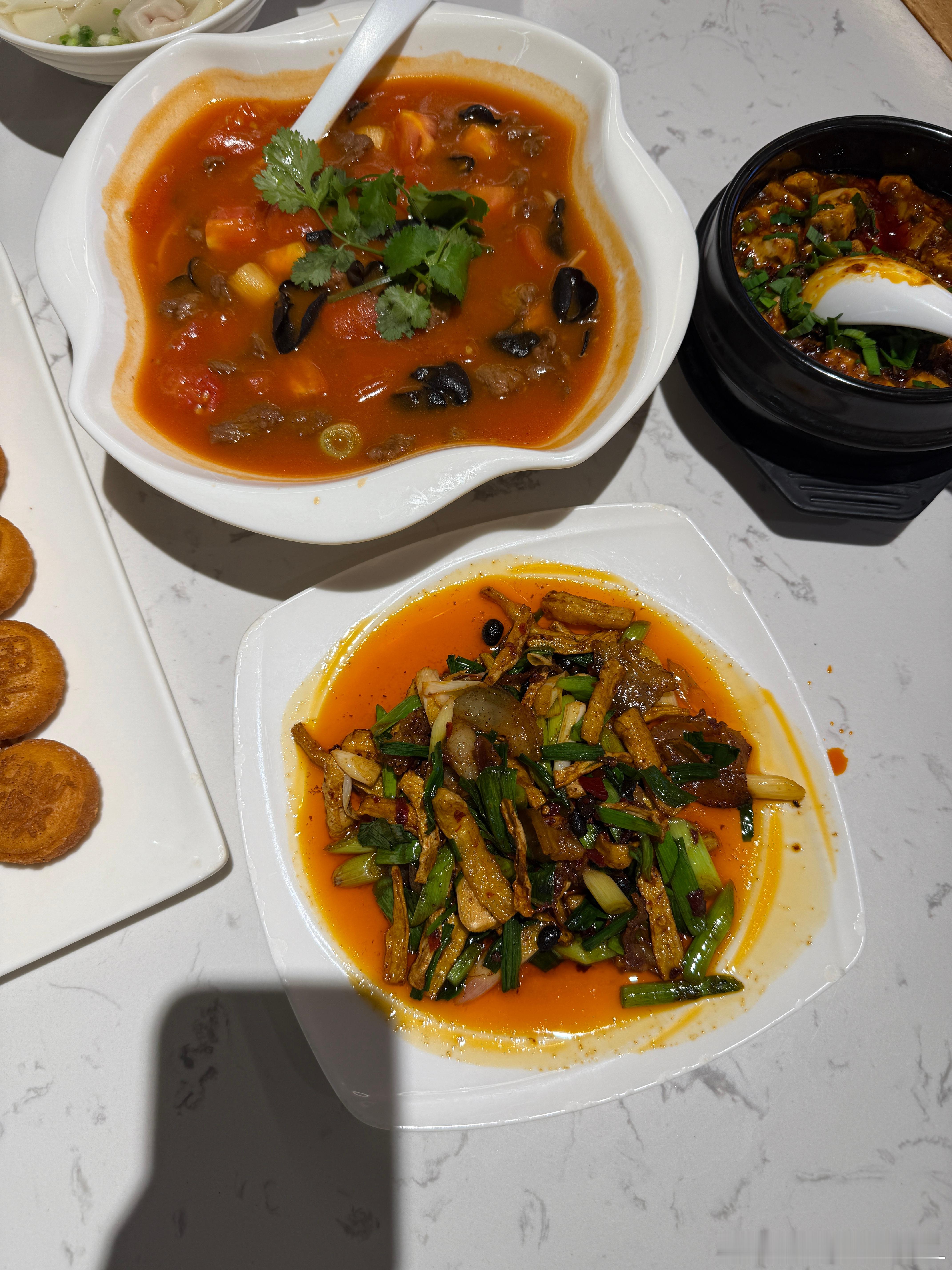 来机场早啦索性吃个饭吃的是陈麻婆豆腐好像是家全球连锁让我尝尝味道咋样大家晚