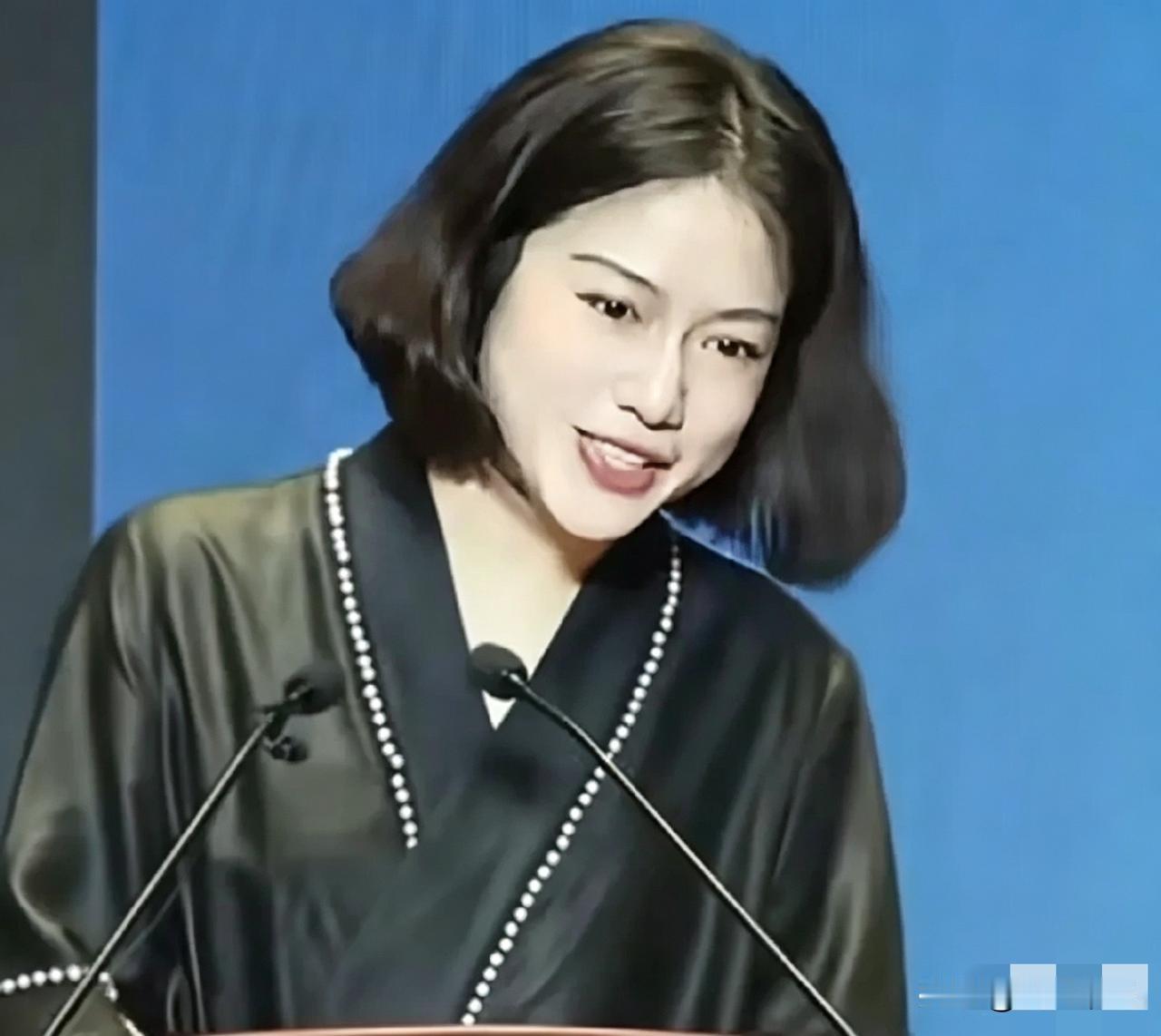 那天清华杨振宁高等研究院揭牌，翁帆上台发言，穿的是件黑色哑光真丝新中式交领袍，短