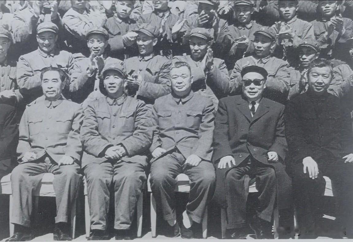 1964年3月初，周恩来总理和陈毅同志等在结束对亚、非、欧十四国访问后，来到成都