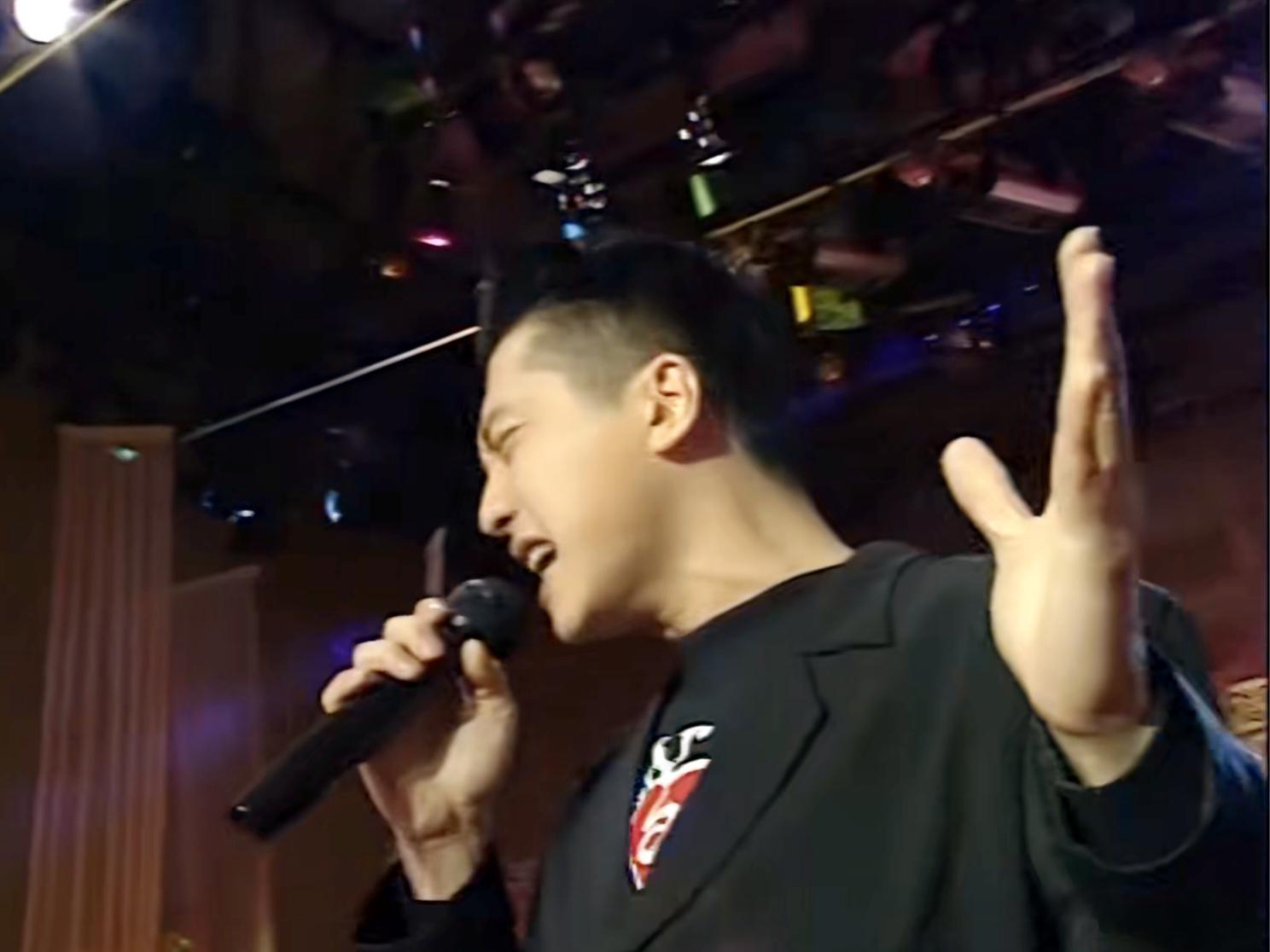 回想1992年春晚，主持人杨澜介绍庾澄庆上台，再看他的表演，当时真有一种石破天惊