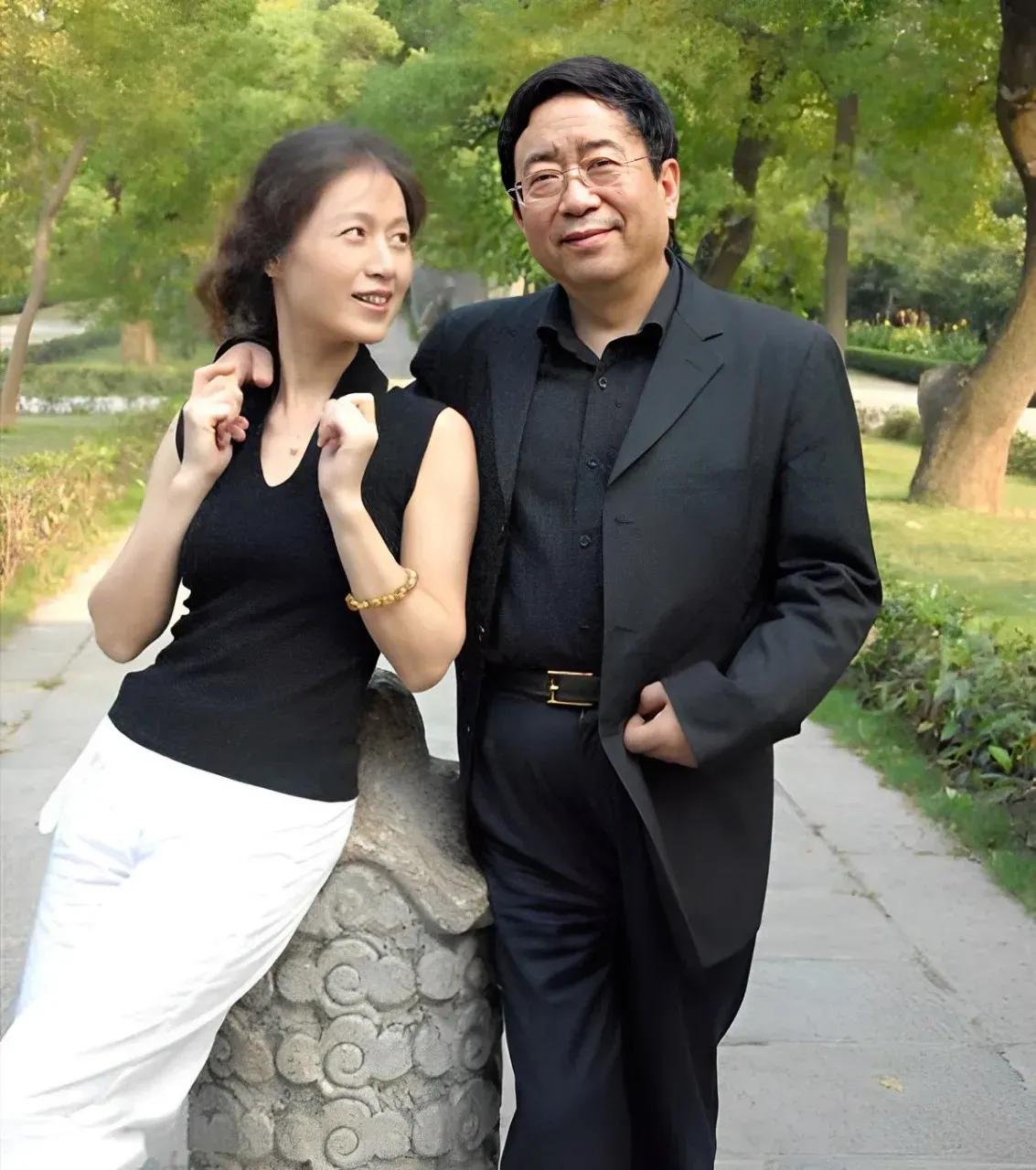 真是没想到余秋雨在1992年向新婚妻子马兰提出一个过分的要求余秋雨的一部作品