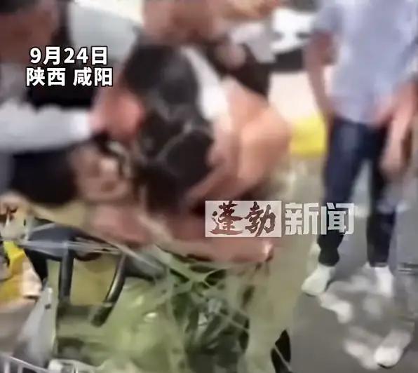 陕西咸阳，2个女子去婚礼做伴娘，万万没想到，她们被几个男子用胶带捆在单车上，又强