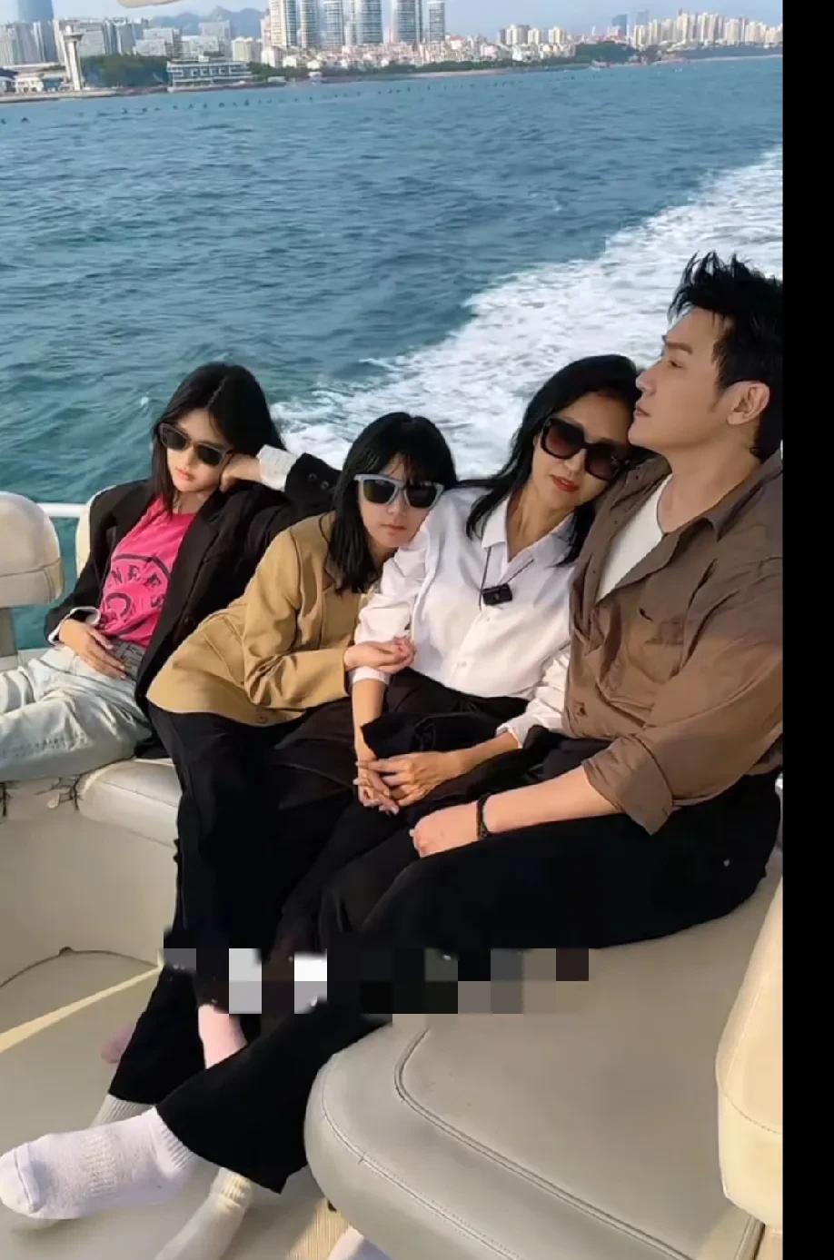 陆毅一家四口在青岛海钓，画面温馨且浪漫！夫妻二人看起来十分年轻，两个孩子也眼见着