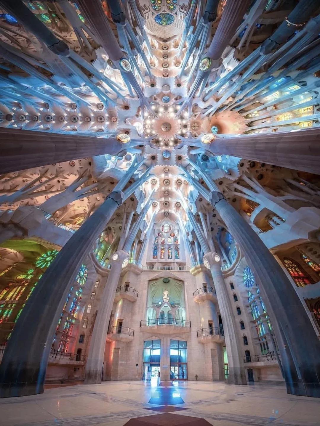历时144年终迎封顶！圣家堂以172.5米成为全球最高教堂当地时间2026