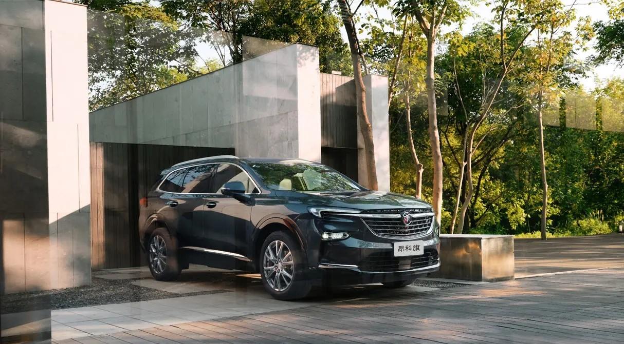 湖北一家雪铁龙4S店，销售凌晨两点还在回微信。客户问：“C6还有车吗？颜色无