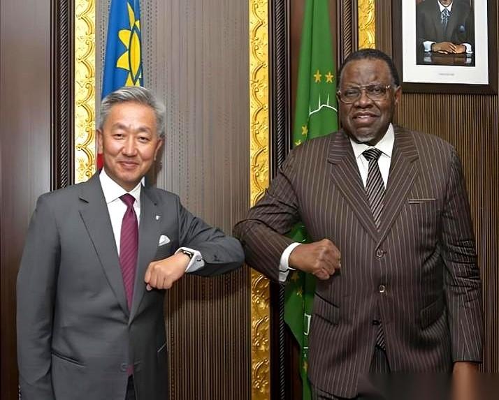 2019年，纳米比亚总统根哥布的手猛地拍在桌上，西方国家代表脸上的假笑瞬间僵硬！