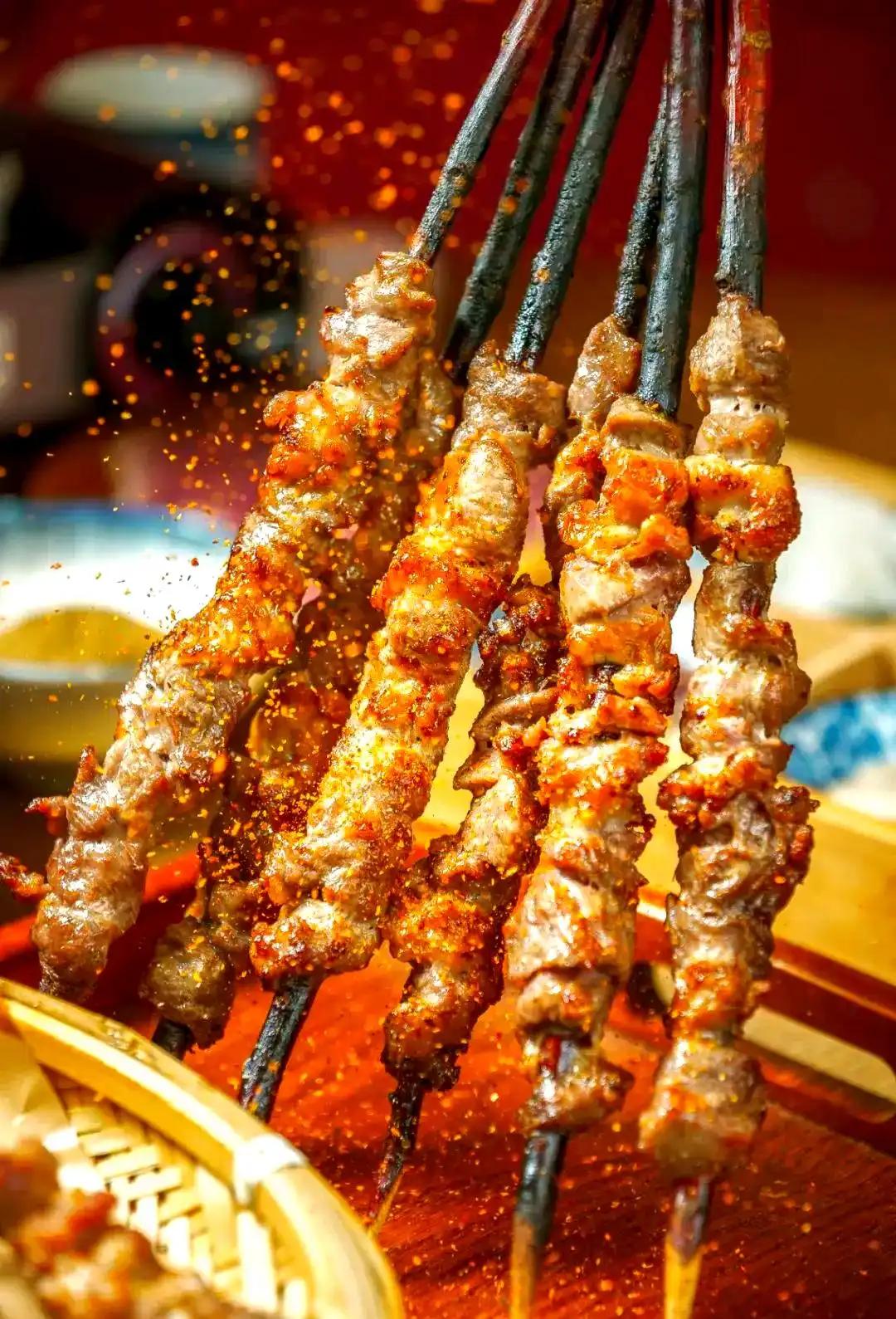 新疆乌鲁木齐美食打卡，夜宵真的好好吃！乌鲁木齐夜宵推荐：1、新疆炭火烤羊肉、