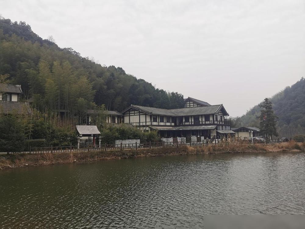 我有一个战友，35岁时与原配老婆离婚。后来一直和现任女朋友同居，说是女朋友，是没