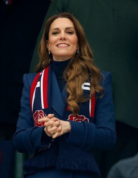 莎拉是戴安娜王妃的闺蜜，安德鲁王子和戴安娜王妃是青梅竹马，威廉王子夫妻和这两人却