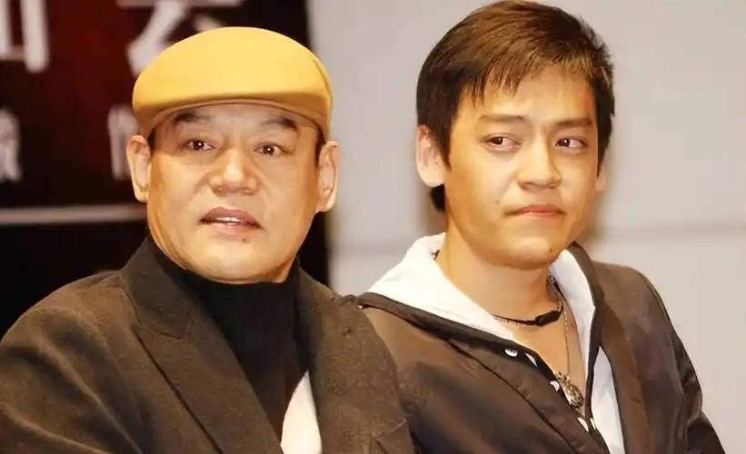 2002年，演员巍子把儿子王紫逸送到国外去留学，没想到儿子三天两头向巍子要钱，巍