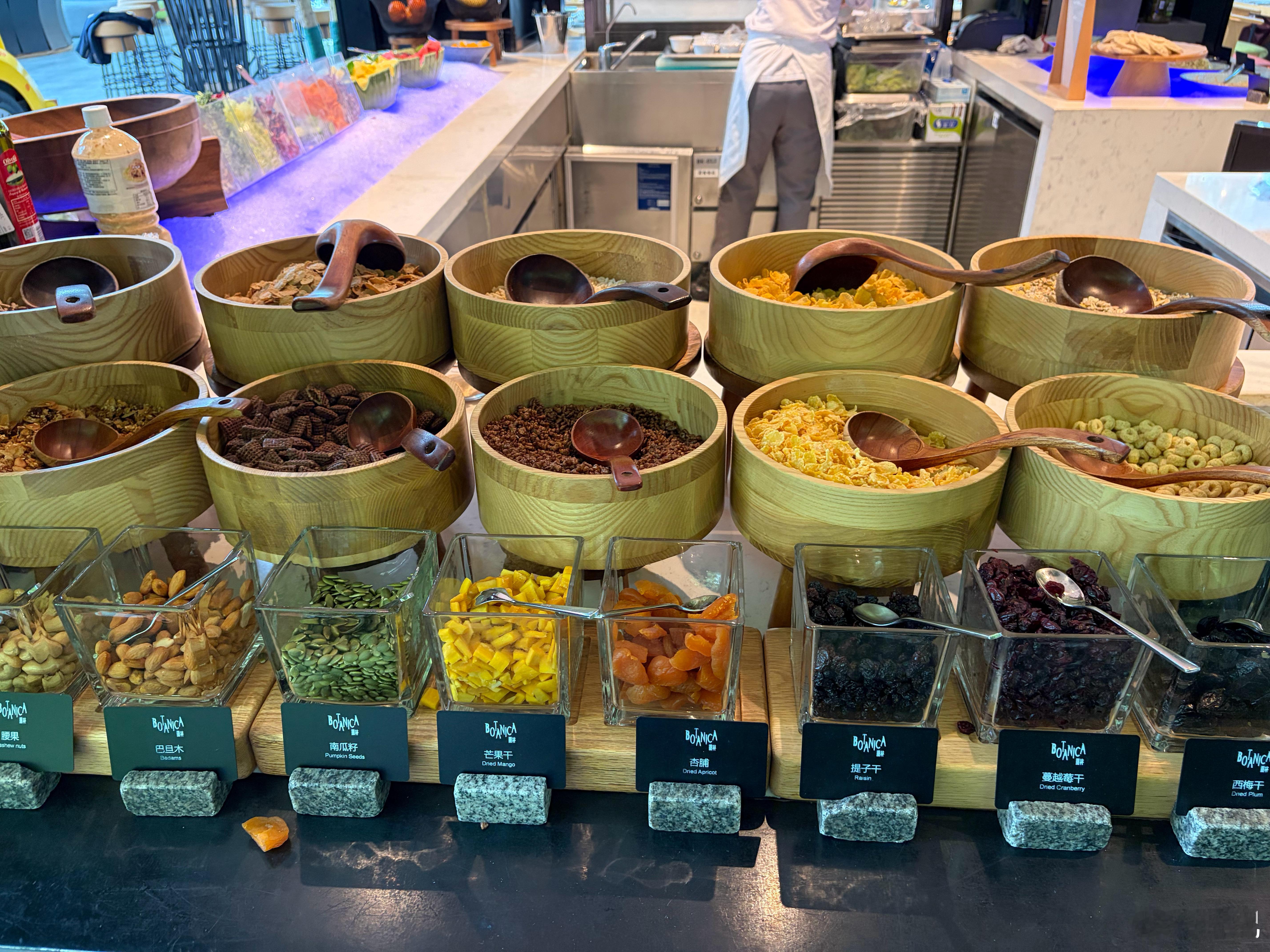 早，这次住在来福士洲际，这里的早餐真是太诱人了，我能坚持只吃无糖酸奶燕麦水果杯➕