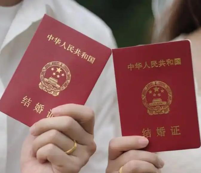 在人生的十字路口，30+的人们面临着诸多抉择，而不婚不育这一选项，正日益成为