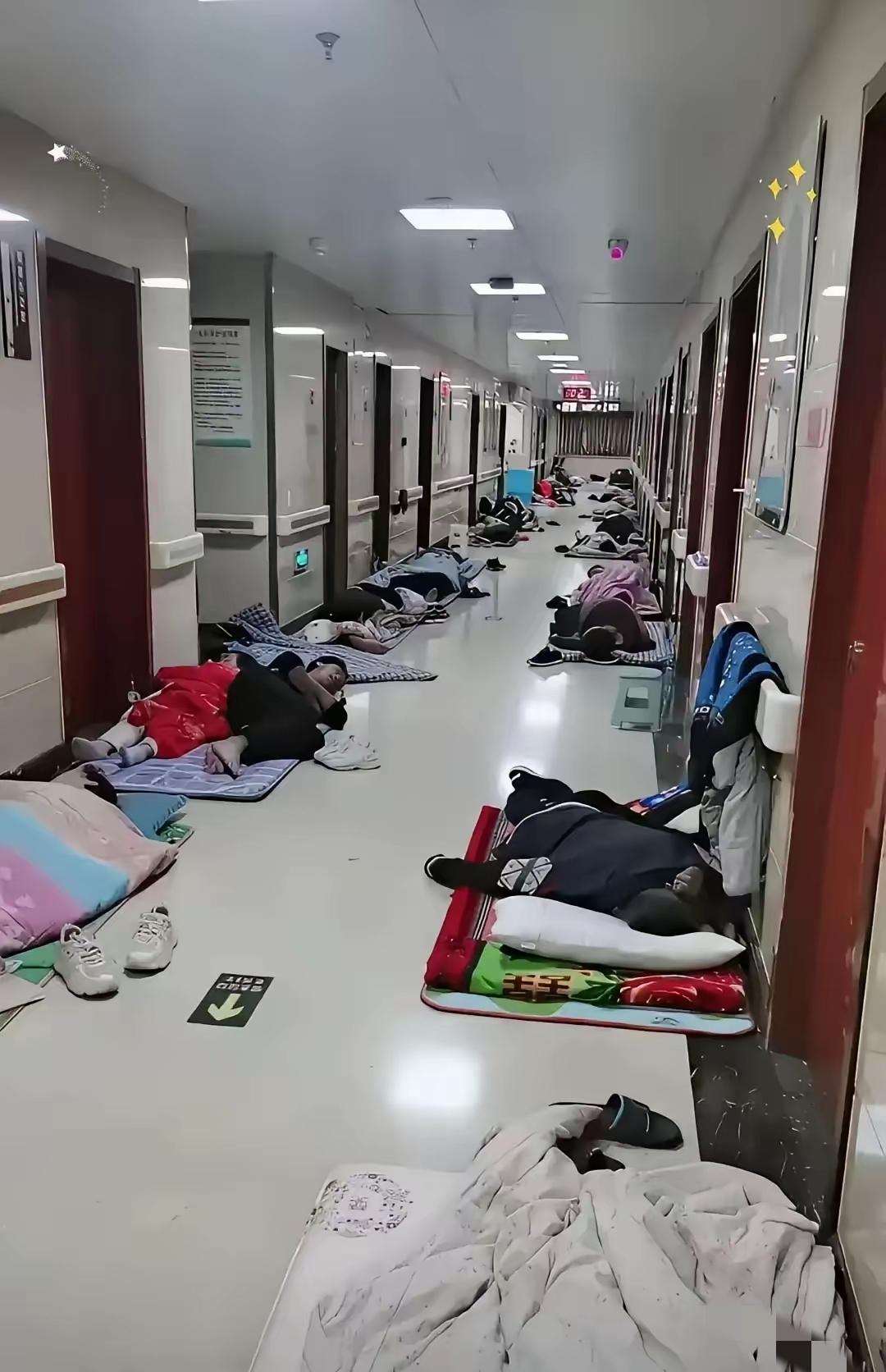 泪目！武汉，住院部走廊贴出一张新通知：家属可以铺垫子过夜，早上收好不影响通行，保