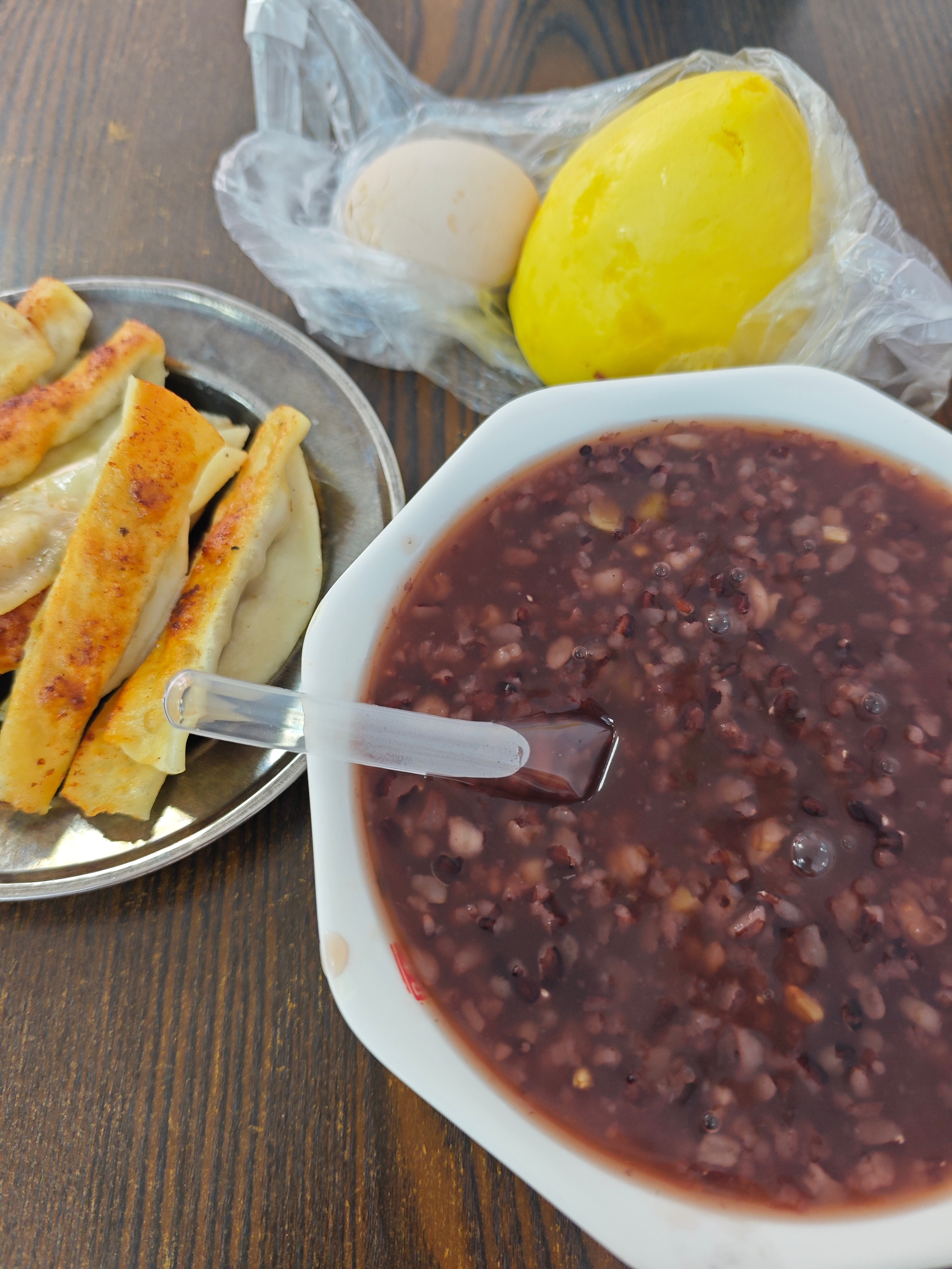 今日份早餐！八宝粥，锅贴，水煮蛋，窝窝头，简简单单一餐！​​​