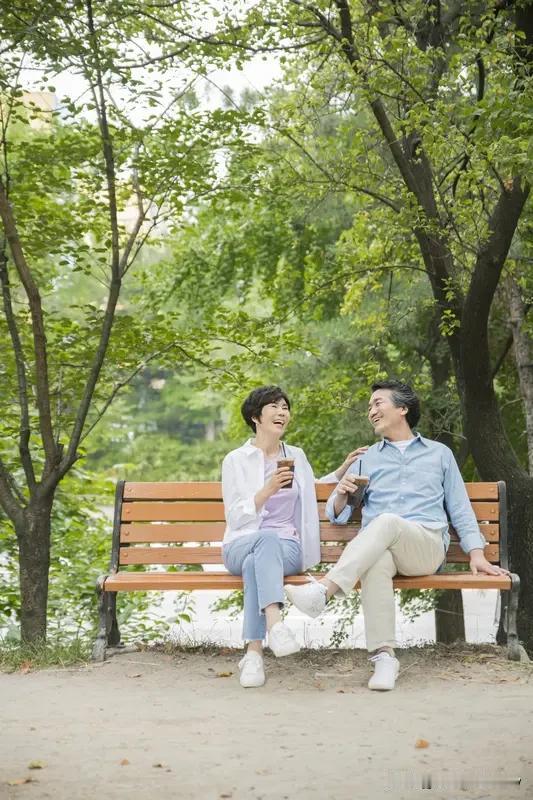 中年以后异性之间会有纯的友谊吗?中年以后异性之间当然能有纯友谊，但真的比年轻时