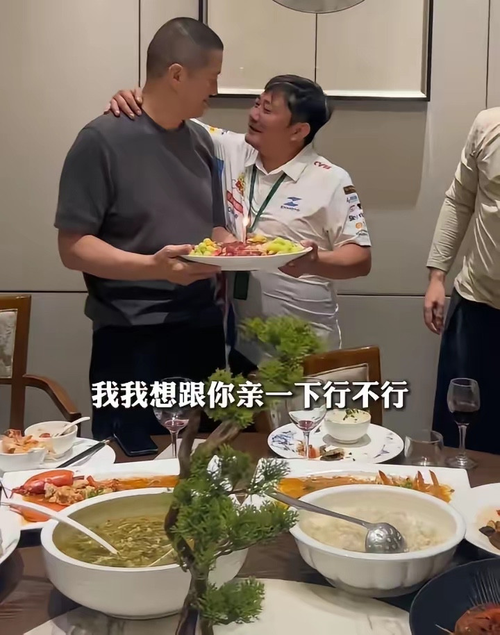 李亚鹏过55岁生日，张雪特意来给他庆生，在生日宴上搂住他脖子说，“我想跟你亲一下行不行？”，旁边的人