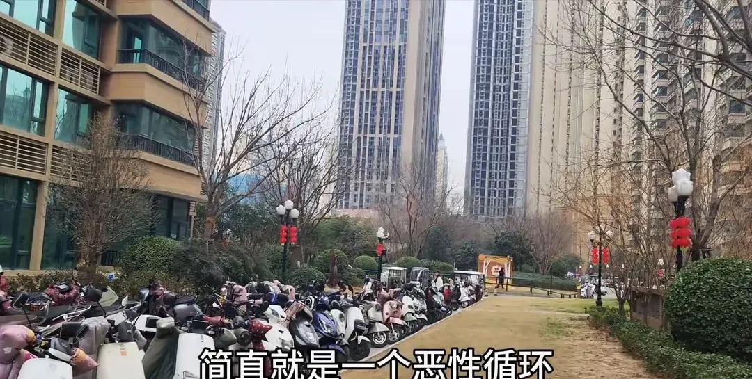 这一刀砍的确实是有点儿狠。刚才在外面剪头，对面儿两个女士一边理发一边聊着天儿。
