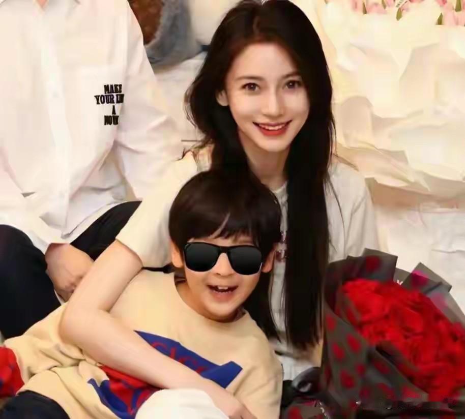 2025年11月20日，杨颖（Angelababy）被狗仔拍到带着儿子小海绵与前