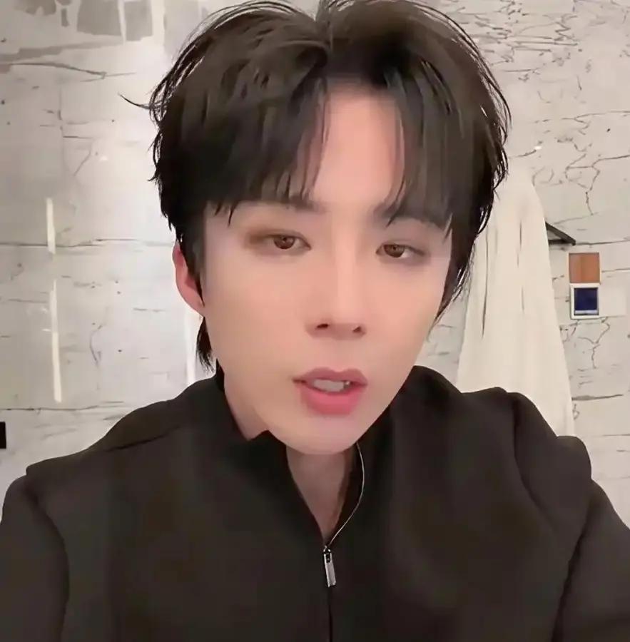 黄子韬在综艺里说压根不认识刘宇宁。我当场笑喷。刘宇宁当晚开直播。他先