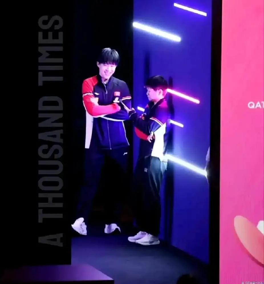 世乒赛后台的欢乐瞬间家人们谁懂啊！多哈世乒赛混双夺冠后台抓拍绝了！领奖前，
