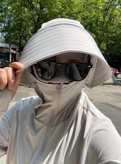 不知道你们发现没有这几年，一到夏天，满大街的女性朋友，不管老的，少的，出门都把