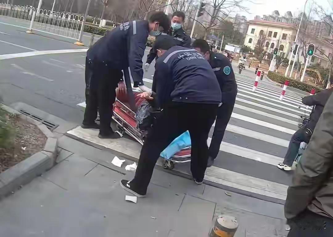 湖北一名64岁的口腔癌晚期的大妈，跑去马路上蹭大货车，被撞倒后就医。碰瓷的哈，
