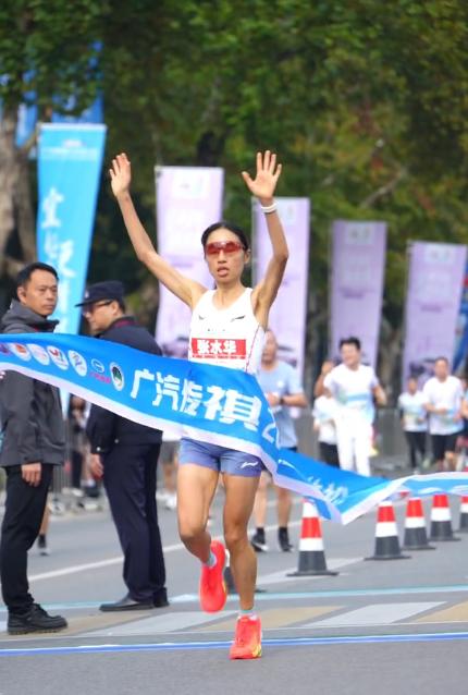 凭借马拉松赛事中的亮眼表现走红，被网友称为“最快女护士”的张水华，近日因两项