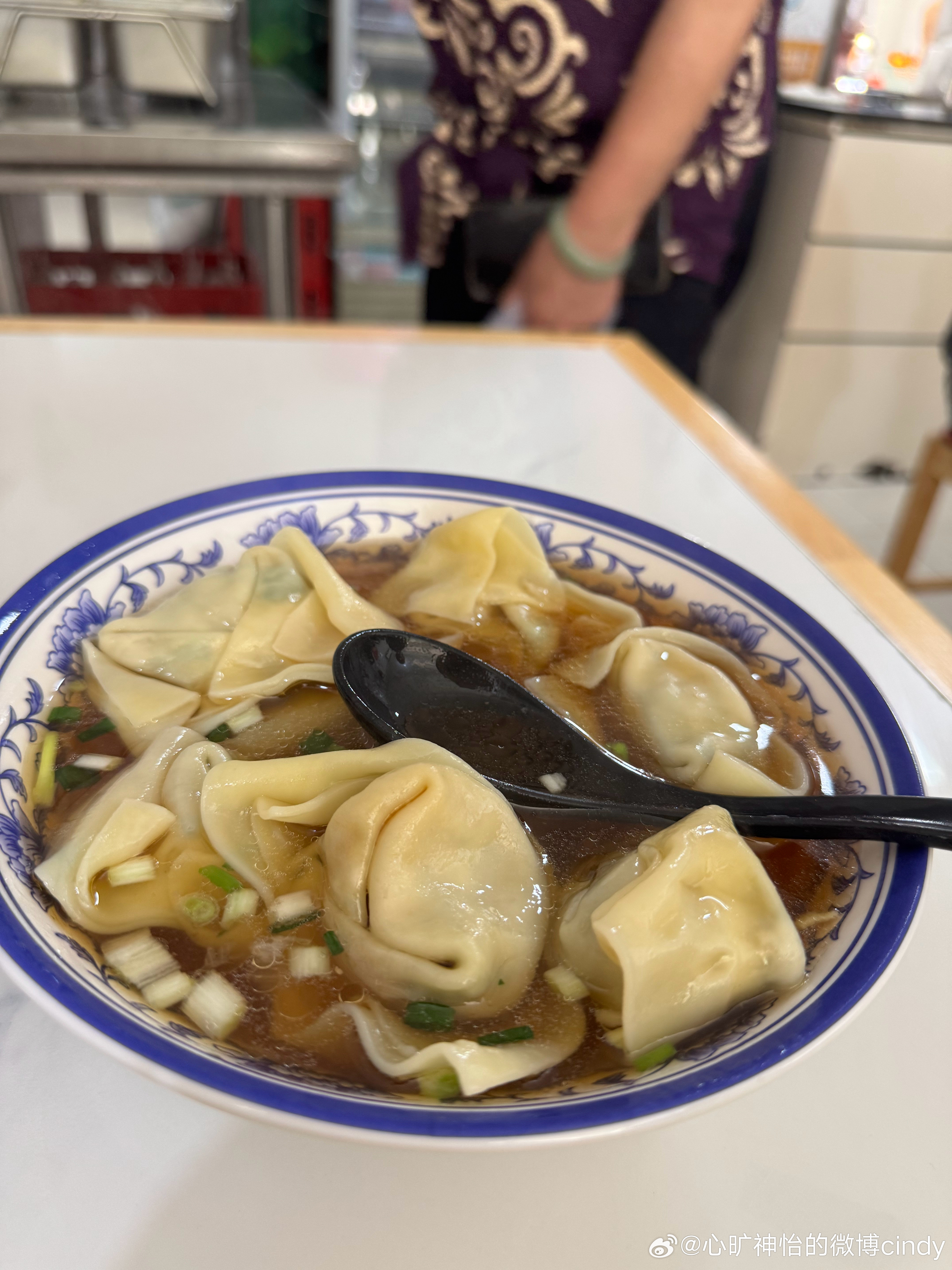 江浙沪一带人的情怀，路边几个老阿姨开的馄饨店，荠菜大馄饨，每一个馅料十足，再加上