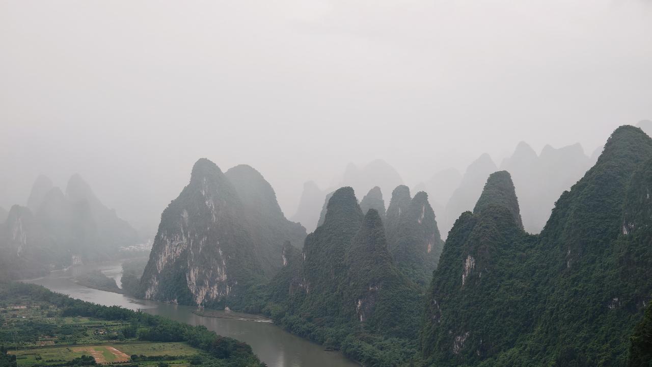 中国摄影圈大美阳朔：登相公山俯瞰漓江第一湾。（手机拍摄）