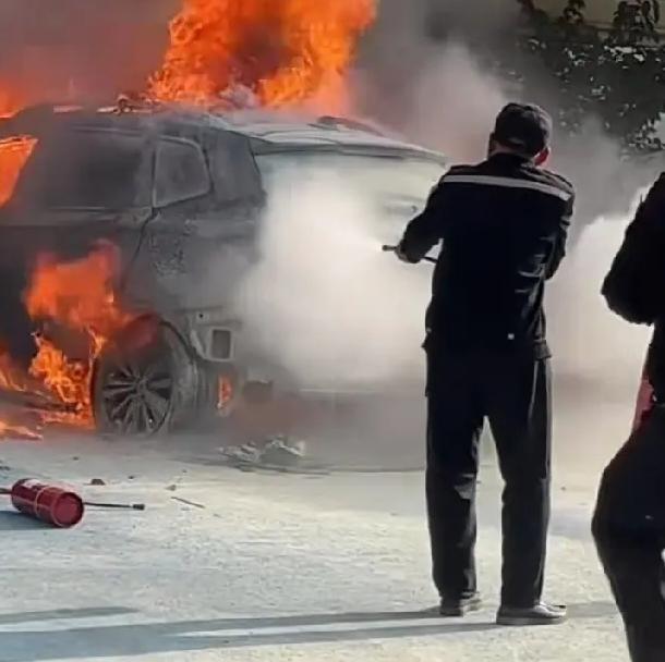 福建南平，一小区地下车库，凌晨一辆新能源车起火，引燃周围6辆车，以及消防设施等财