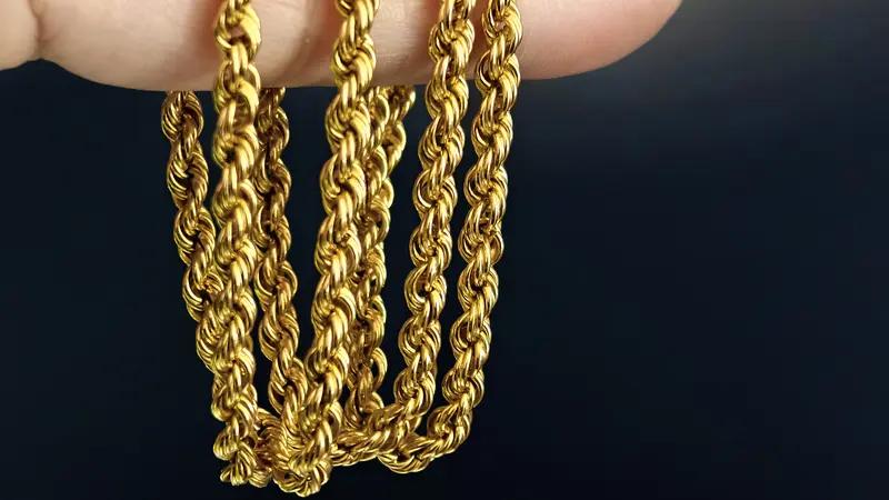 看武汉的新闻了吗？赶紧把脖子上的，手上的金链子摘了吧，听我的，真不是开玩笑。