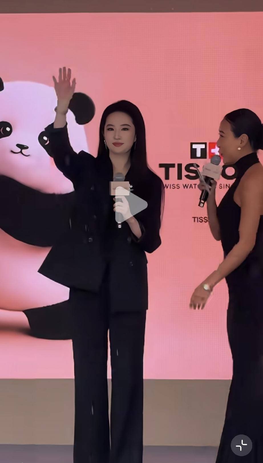 8月18日，刘亦菲在成都参加活动的内场照片曝光，路人镜头下她不像是小姐姐了，成熟