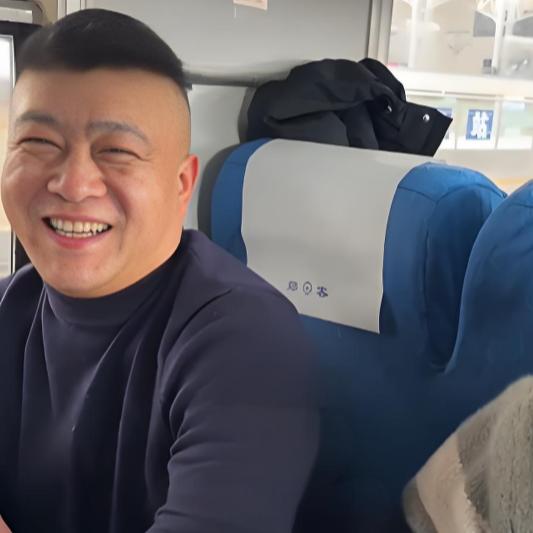 近日，一名男子在春运期间选择乘坐18小时硬座火车回家，而非更快捷舒适的高铁，只因