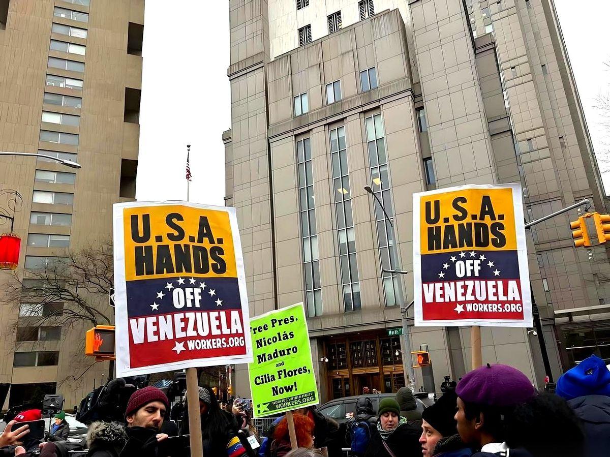 他戴着镣铐，穿着囚服，被押到纽约的法庭上。全场最淡定的，居然就是他本人。全程