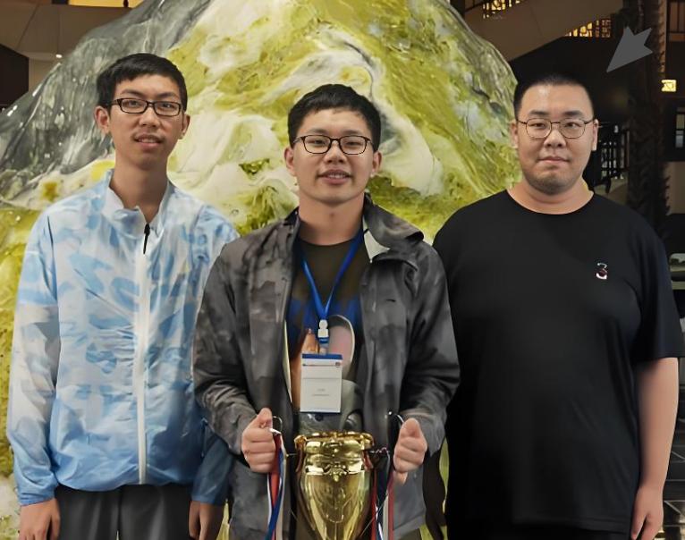罗煜翔，来自镇海中学的超级学霸，国际奥赛金牌，世界第三保送北大，国际大学生程序竞