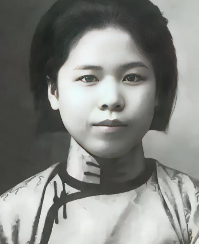 1947年，几个特务，扯下了杨虎城夫人谢葆真的裤子。就在牢房里。当着所有人的面。