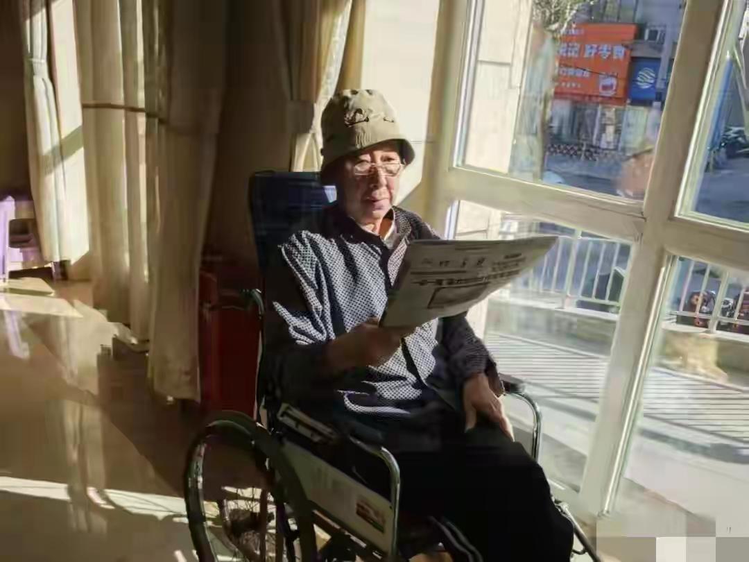 一位7年护工自白：只要老人进了养老院，九成以上就再也回不了家在城郊的夕阳